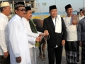 Penyerahan satu ekor sapi dari Bupati kepada Takmir